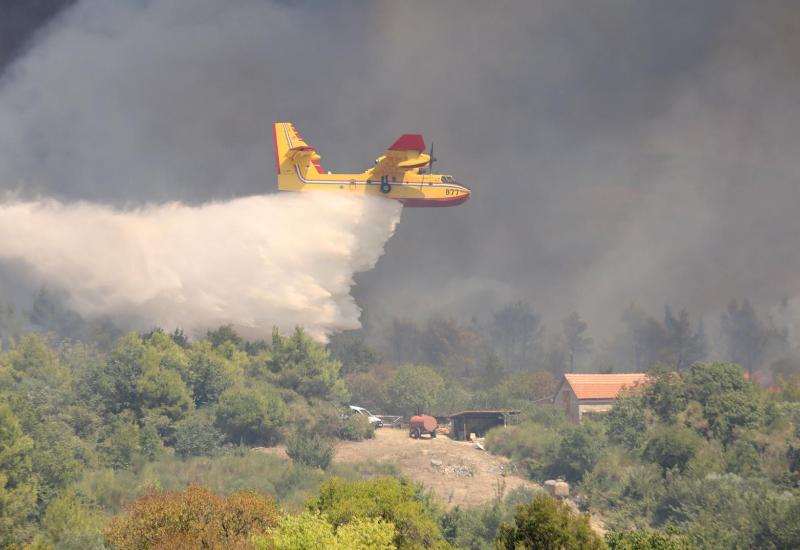 Dalmacija: Umornim gasiteljima prijeti i bura